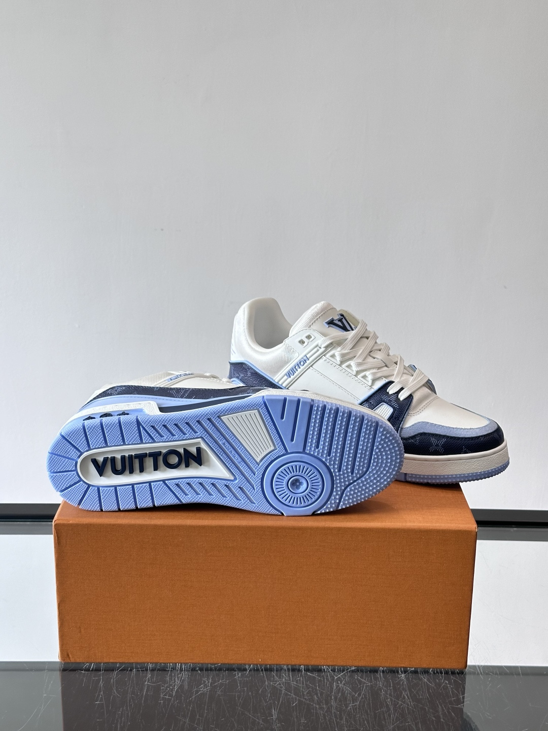 驴家 新配色 trainer运动鞋，本款 LV Trainer 运动鞋取材柔软粒面小牛皮，呈现纯净色调，