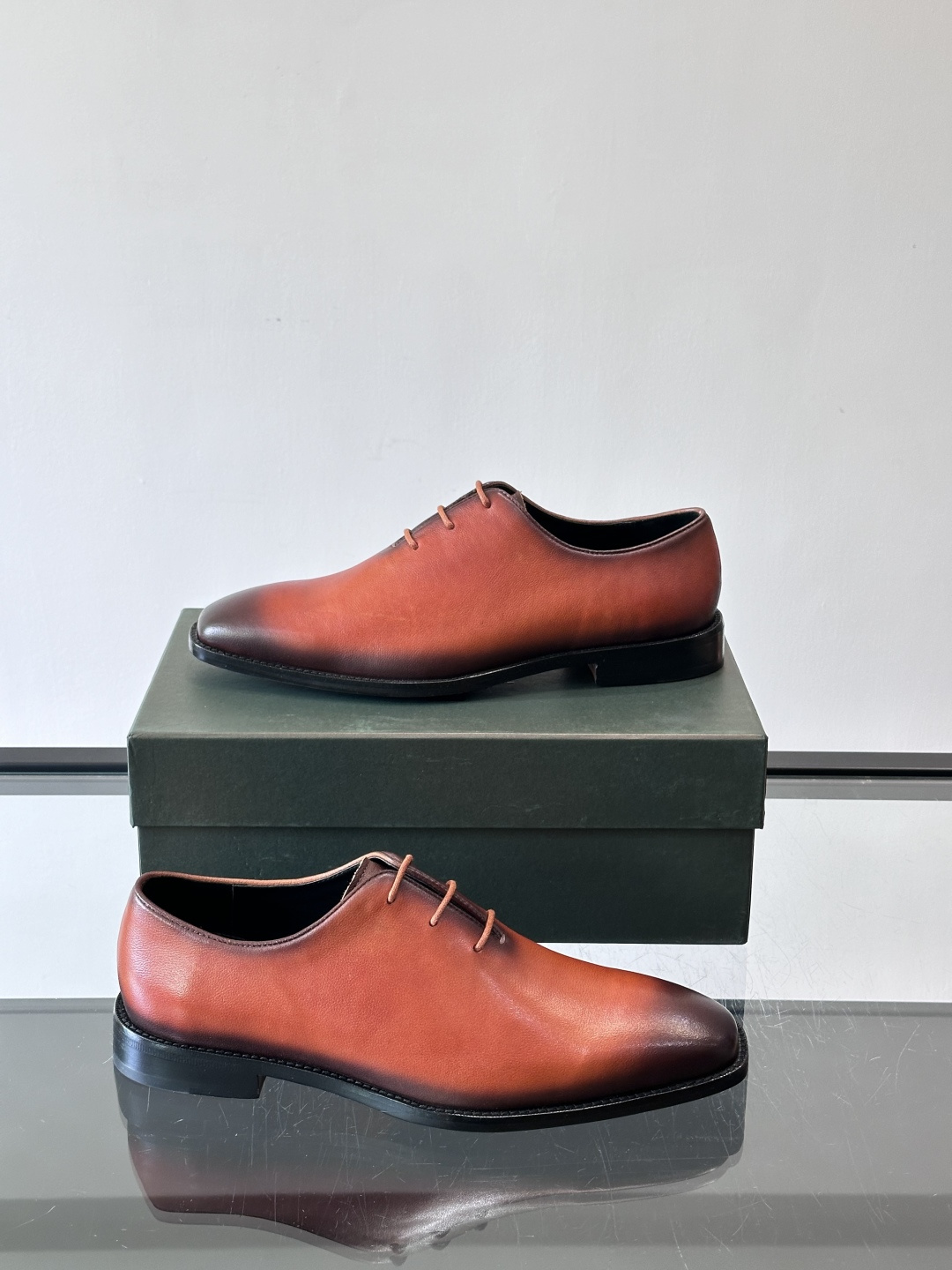 berlut*牛津皮鞋采用头层牛皮，手工擦色工艺，复古渐变色调超有质感✨。固特异手工缝制，鞋底耐用舒适，