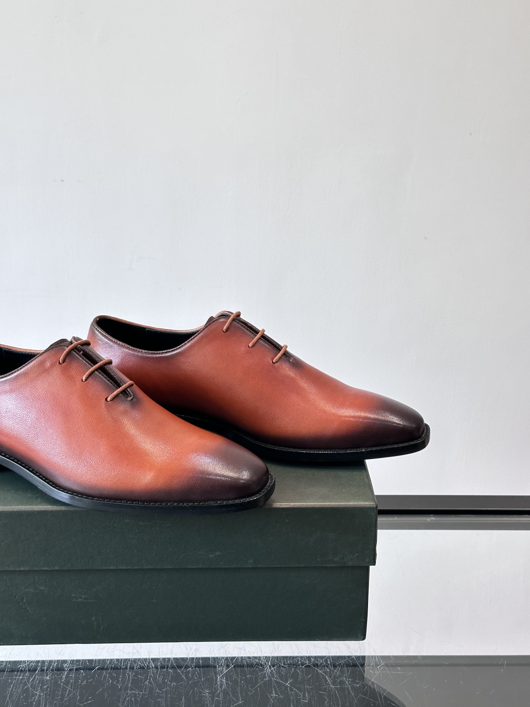 berlut*牛津皮鞋采用头层牛皮，手工擦色工艺，复古渐变色调超有质感✨。固特异手工缝制，鞋底耐用舒适，