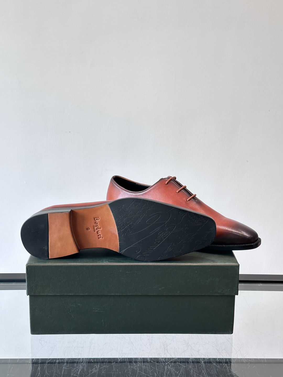 berlut*牛津皮鞋采用头层牛皮，手工擦色工艺，复古渐变色调超有质感✨。固特异手工缝制，鞋底耐用舒适，