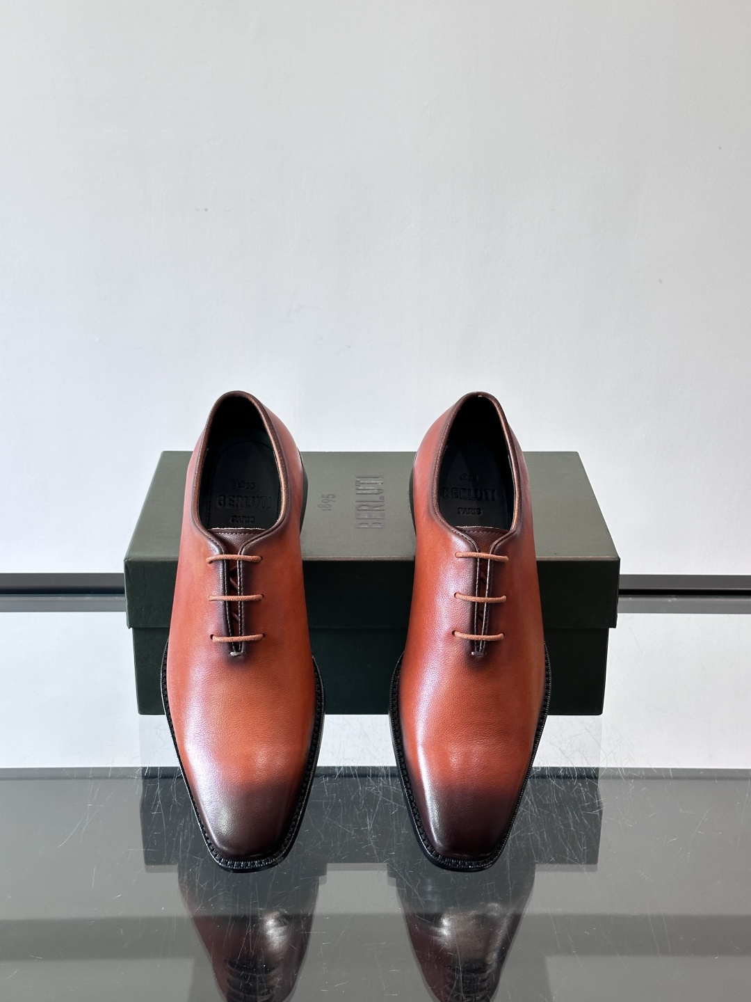 berlut*牛津皮鞋采用头层牛皮，手工擦色工艺，复古渐变色调超有质感✨。固特异手工缝制，鞋底耐用舒适，