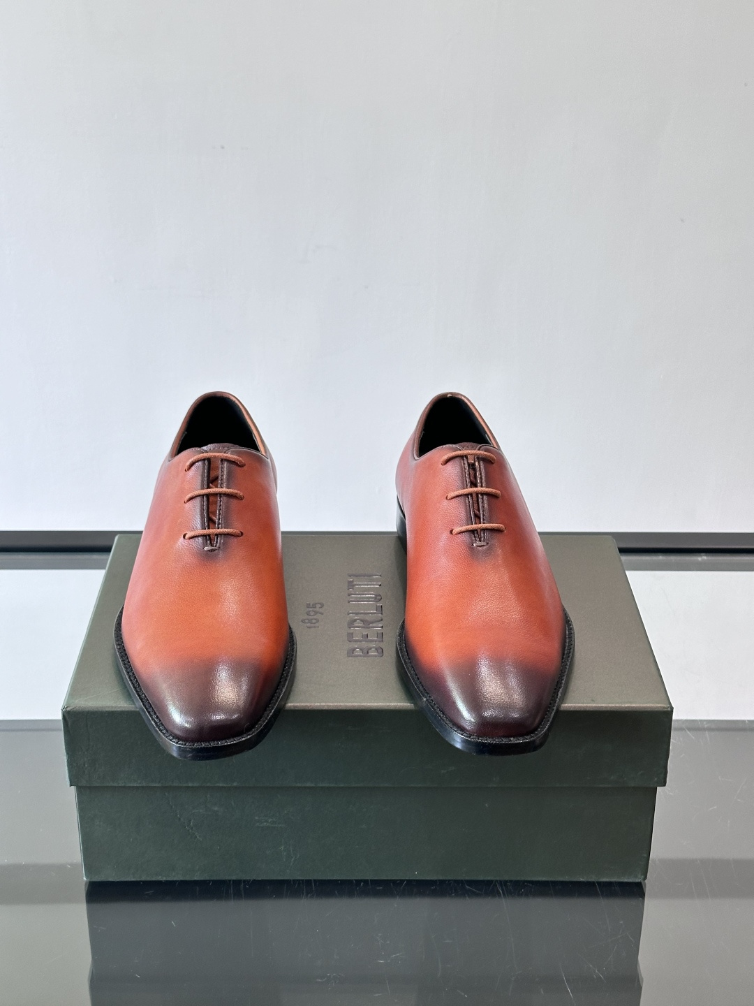 berlut*牛津皮鞋采用头层牛皮，手工擦色工艺，复古渐变色调超有质感✨。固特异手工缝制，鞋底耐用舒适，