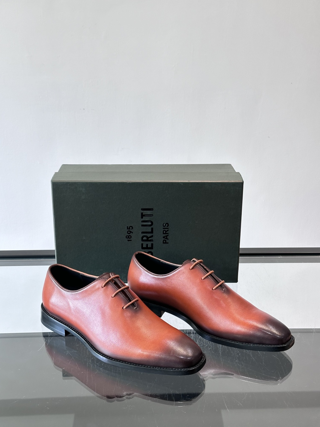 berlut*牛津皮鞋采用头层牛皮，手工擦色工艺，复古渐变色调超有质感✨。固特异手工缝制，鞋底耐用舒适，