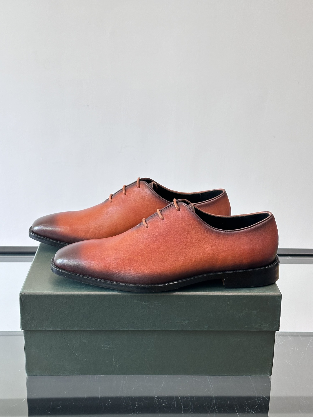 berlut*牛津皮鞋采用头层牛皮，手工擦色工艺，复古渐变色调超有质感✨。固特异手工缝制，鞋底耐用舒适，