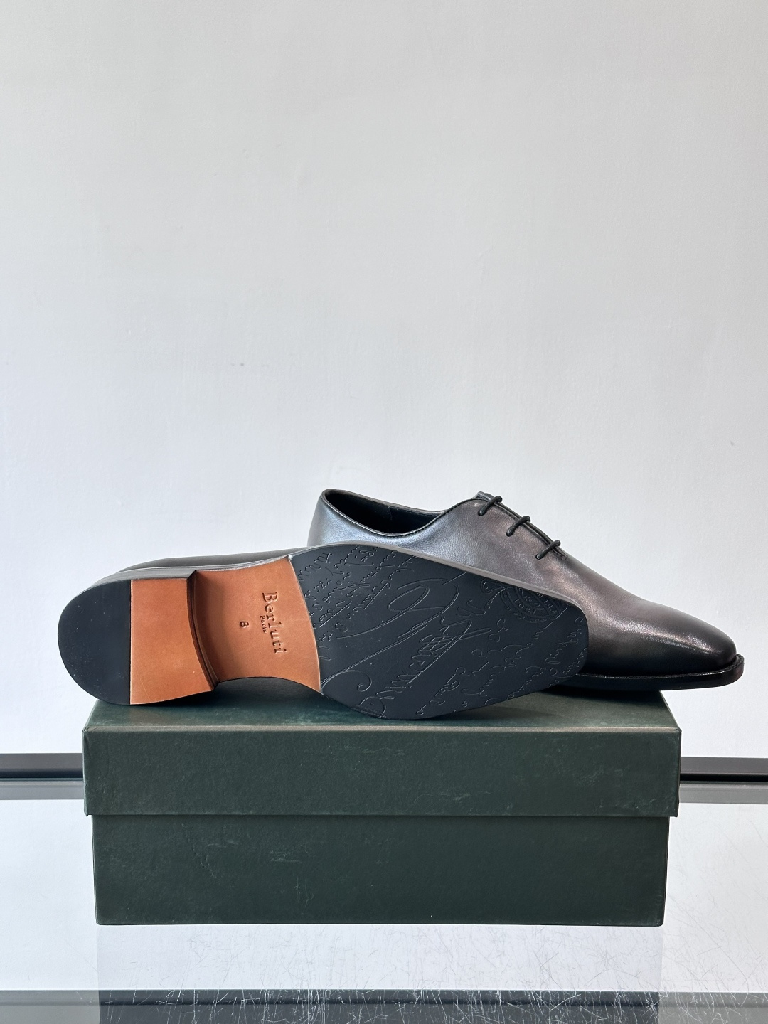 berlut*牛津皮鞋采用头层牛皮，手工擦色工艺，复古渐变色调超有质感✨。固特异手工缝制，鞋底耐用舒适，