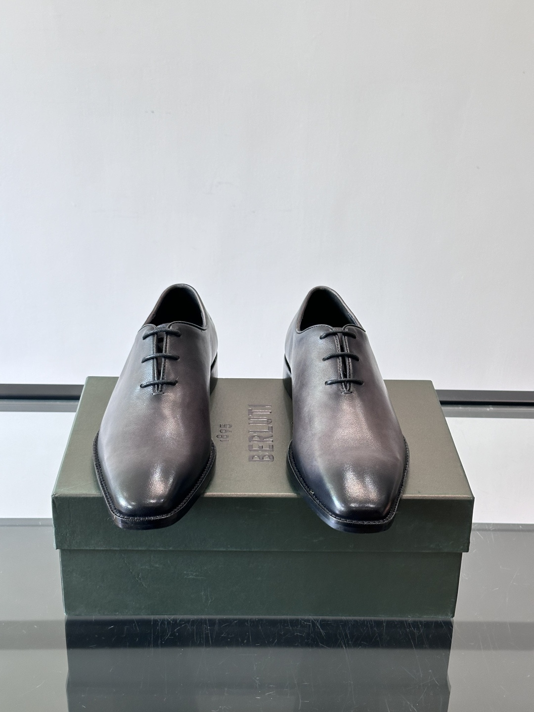 berlut*牛津皮鞋采用头层牛皮，手工擦色工艺，复古渐变色调超有质感✨。固特异手工缝制，鞋底耐用舒适，