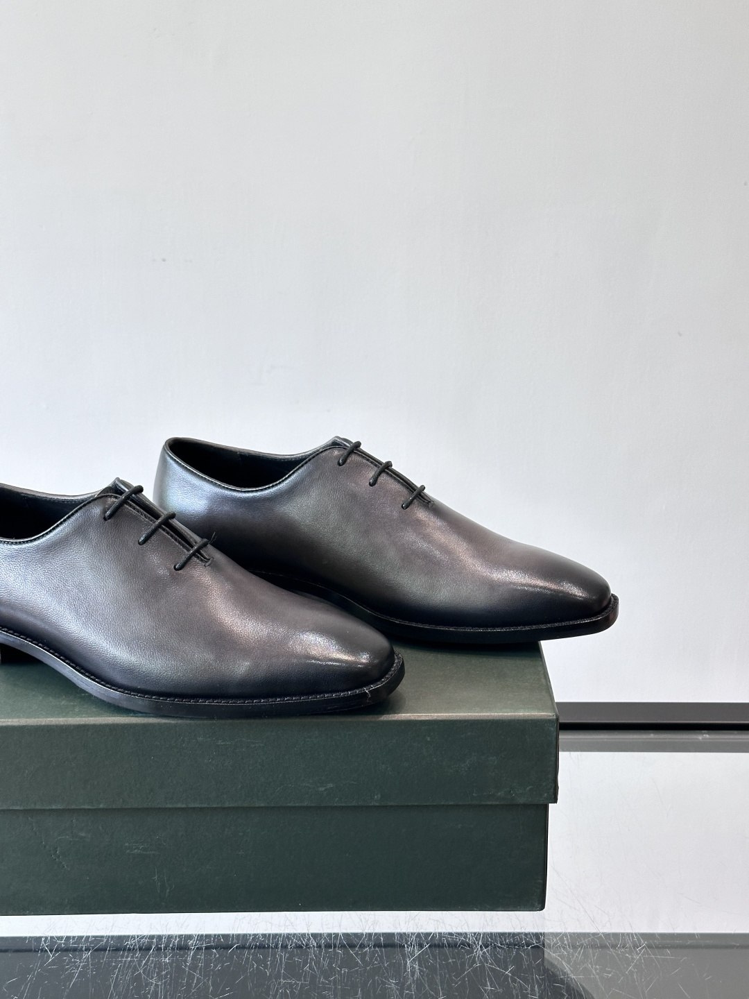 berlut*牛津皮鞋采用头层牛皮，手工擦色工艺，复古渐变色调超有质感✨。固特异手工缝制，鞋底耐用舒适，