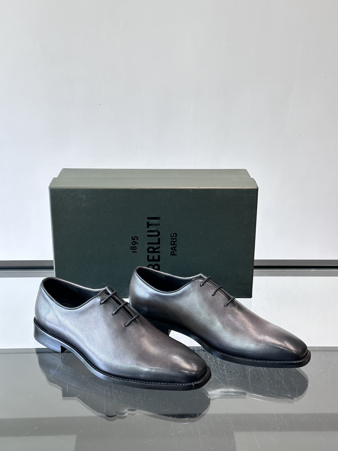 berlut*牛津皮鞋采用头层牛皮，手工擦色工艺，复古渐变色调超有质感✨。固特异手工缝制，鞋底耐用舒适，