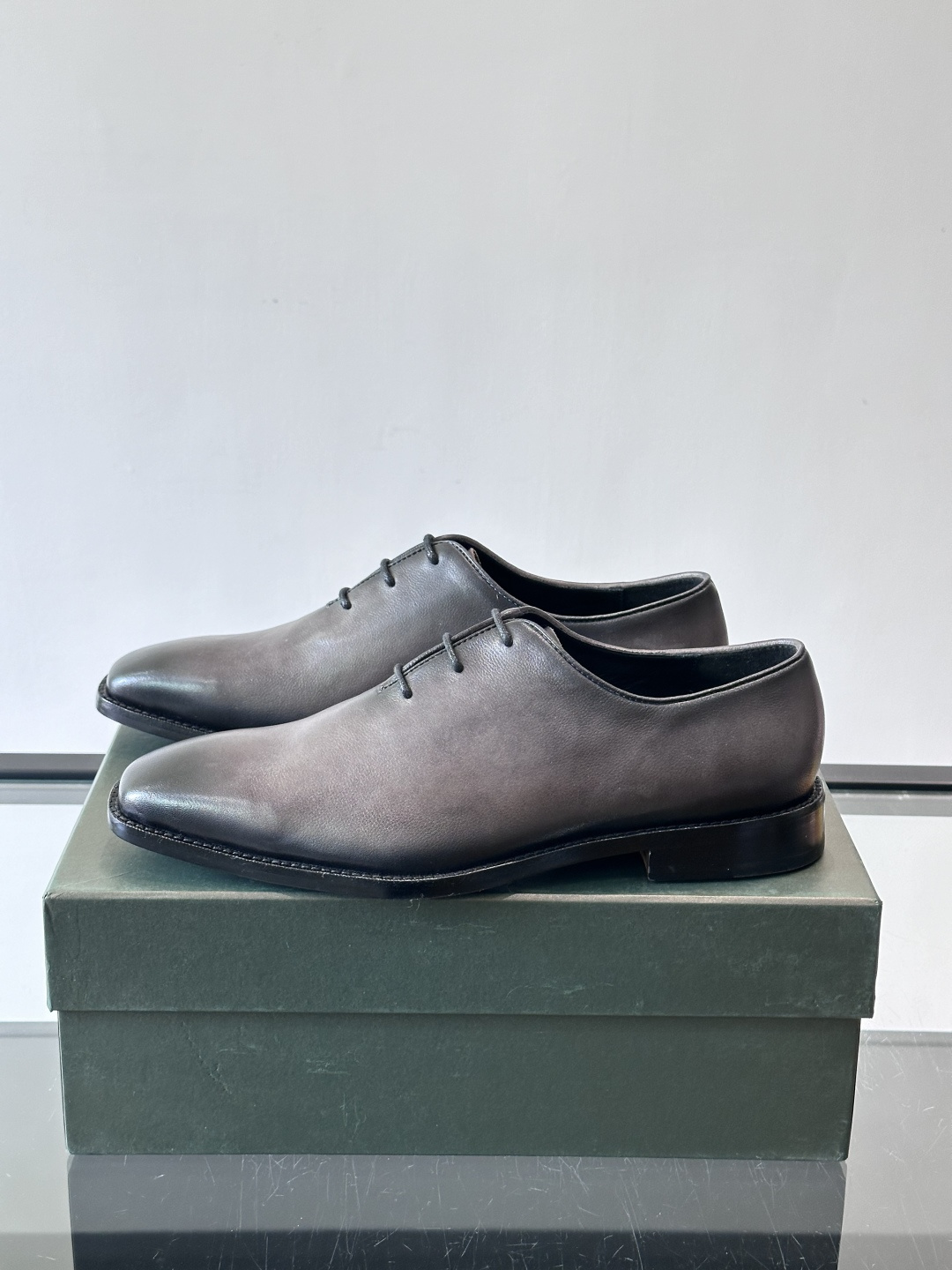 berlut*牛津皮鞋采用头层牛皮，手工擦色工艺，复古渐变色调超有质感✨。固特异手工缝制，鞋底耐用舒适，