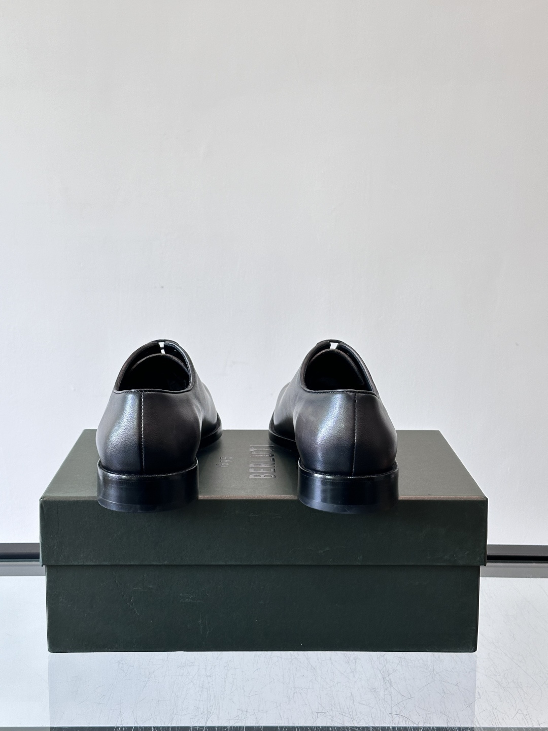 berlut*牛津皮鞋采用头层牛皮，手工擦色工艺，复古渐变色调超有质感✨。固特异手工缝制，鞋底耐用舒适，