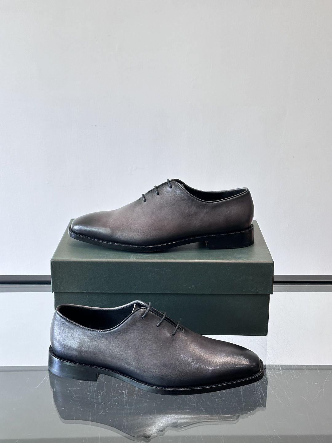 berlut*牛津皮鞋采用头层牛皮，手工擦色工艺，复古渐变色调超有质感✨。固特异手工缝制，鞋底耐用舒适，