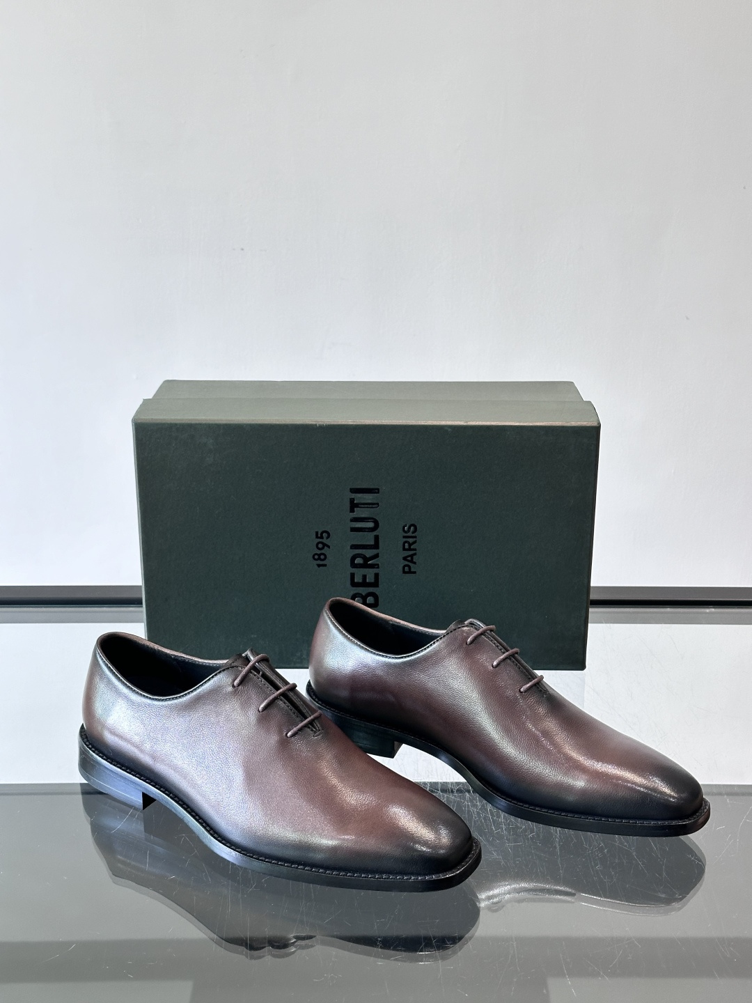berlut*牛津皮鞋采用头层牛皮，手工擦色工艺，复古渐变色调超有质感✨。固特异手工缝制，鞋底耐用舒适，