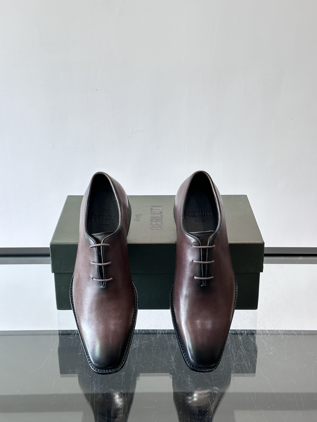 berlut*牛津皮鞋采用头层牛皮，手工擦色工艺，复古渐变色调超有质感✨。固特异手工缝制，鞋底耐用舒适，
