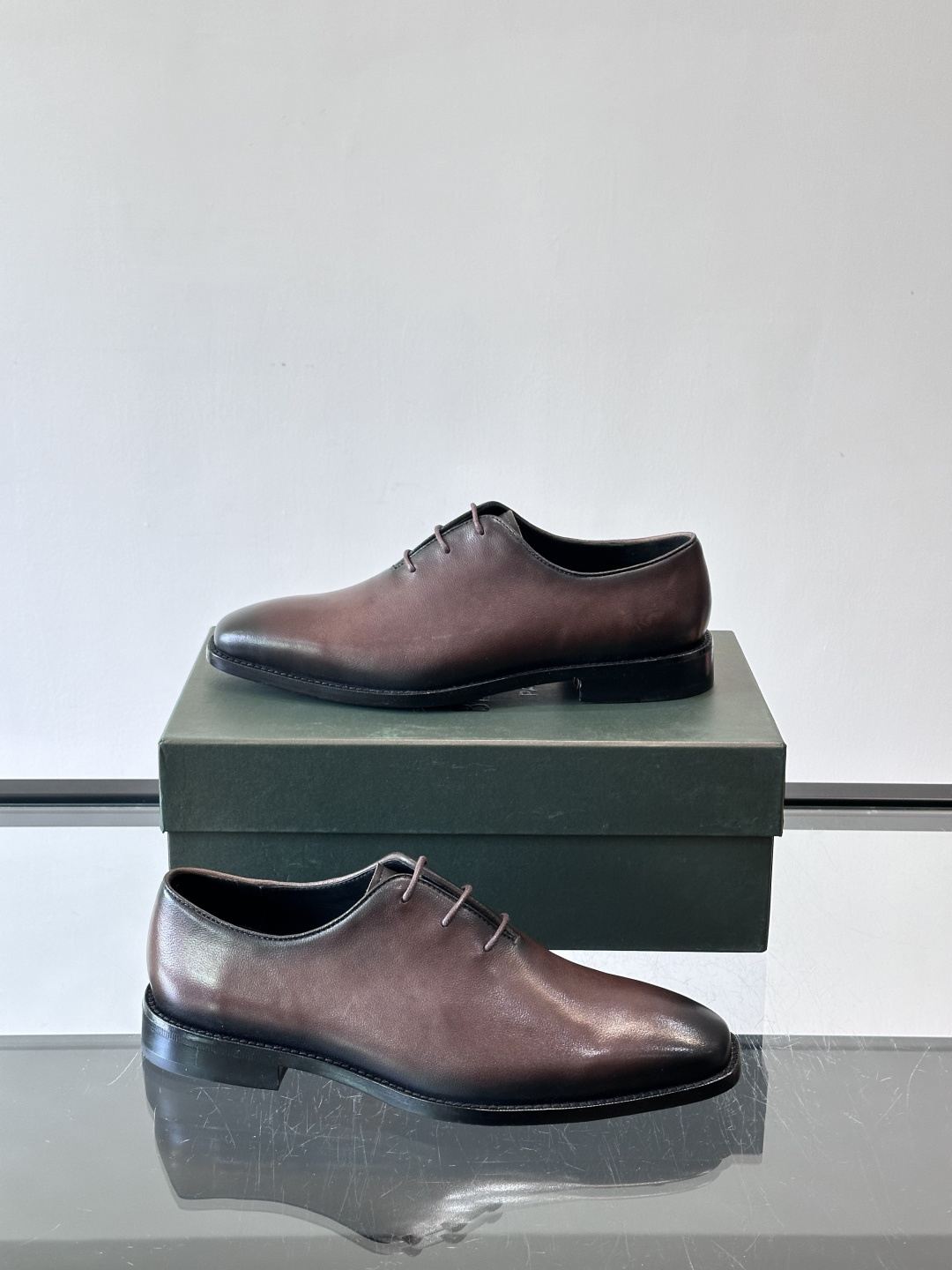 berlut*牛津皮鞋采用头层牛皮，手工擦色工艺，复古渐变色调超有质感✨。固特异手工缝制，鞋底耐用舒适，