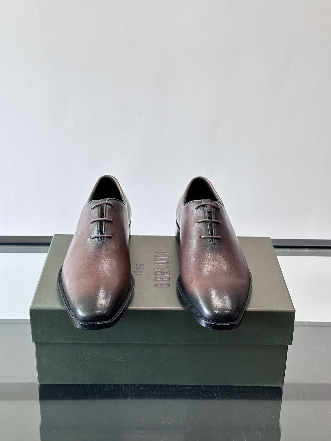 berlut*牛津皮鞋采用头层牛皮，手工擦色工艺，复古渐变色调超有质感✨。固特异手工缝制，鞋底耐用舒适，