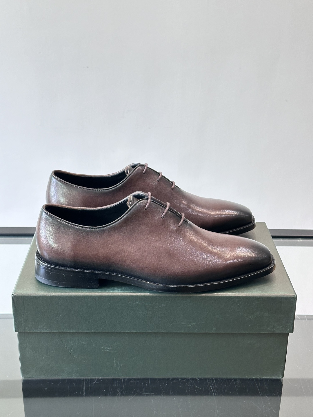 berlut*牛津皮鞋采用头层牛皮，手工擦色工艺，复古渐变色调超有质感✨。固特异手工缝制，鞋底耐用舒适，