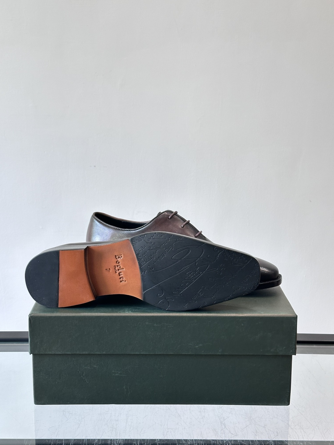 berlut*牛津皮鞋采用头层牛皮，手工擦色工艺，复古渐变色调超有质感✨。固特异手工缝制，鞋底耐用舒适，