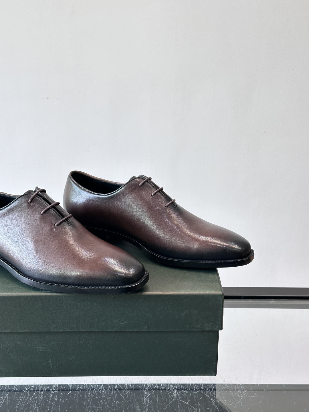 berlut*牛津皮鞋采用头层牛皮，手工擦色工艺，复古渐变色调超有质感✨。固特异手工缝制，鞋底耐用舒适，