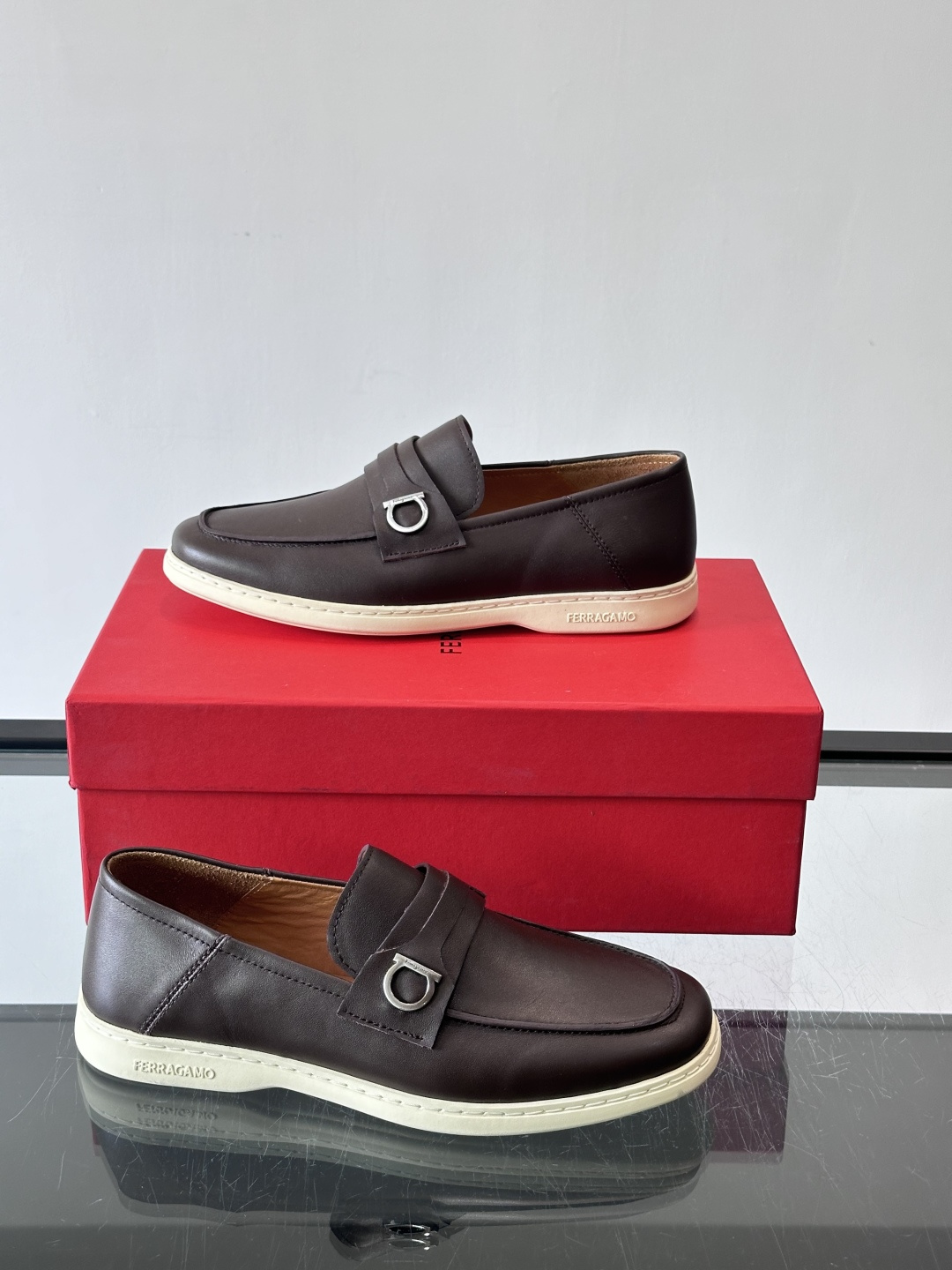 Ferragam菲拉格慕新款男士驾车鞋，面料采用全进口牛皮，看得见的质感，重工车线，内里本染小牛皮，标配