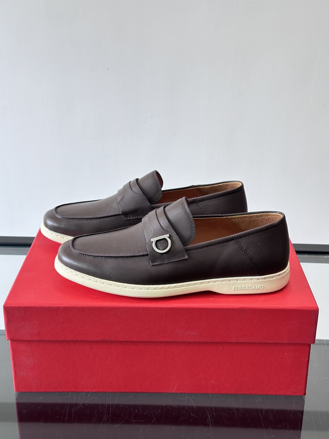 Ferragam菲拉格慕新款男士驾车鞋，面料采用全进口牛皮，看得见的质感，重工车线，内里本染小牛皮，标配