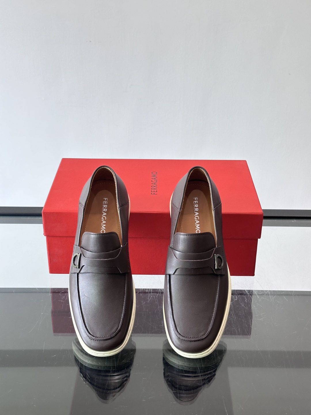 Ferragam菲拉格慕新款男士驾车鞋，面料采用全进口牛皮，看得见的质感，重工车线，内里本染小牛皮，标配
