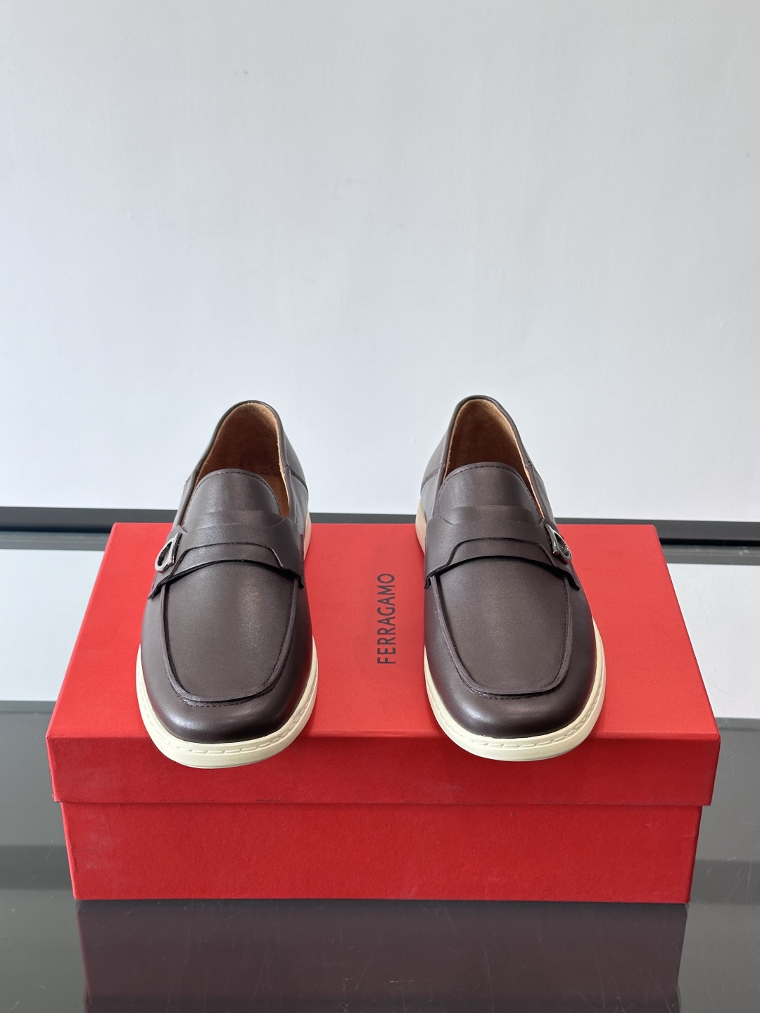 Ferragam菲拉格慕新款男士驾车鞋，面料采用全进口牛皮，看得见的质感，重工车线，内里本染小牛皮，标配