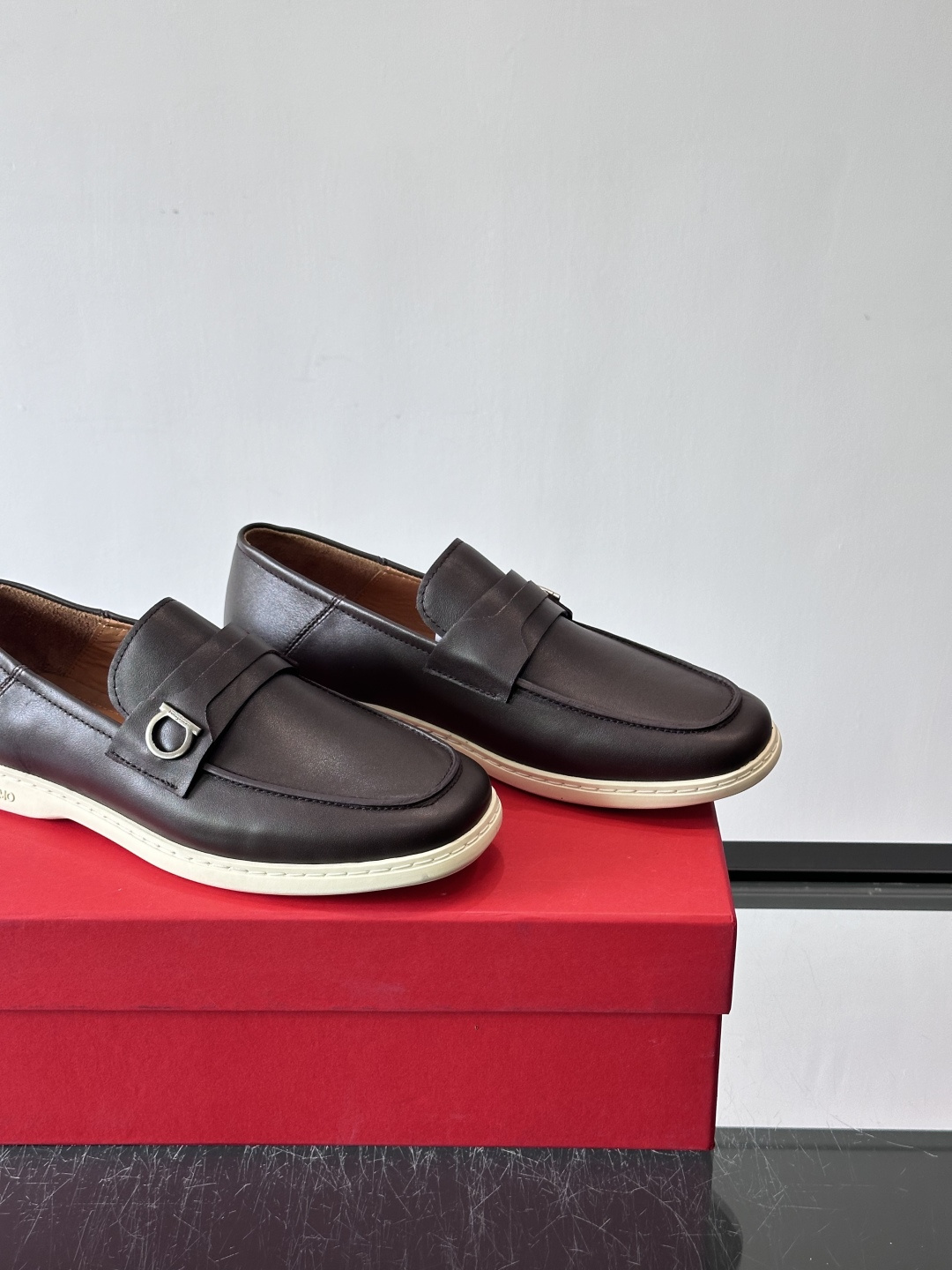 Ferragam菲拉格慕新款男士驾车鞋，面料采用全进口牛皮，看得见的质感，重工车线，内里本染小牛皮，标配