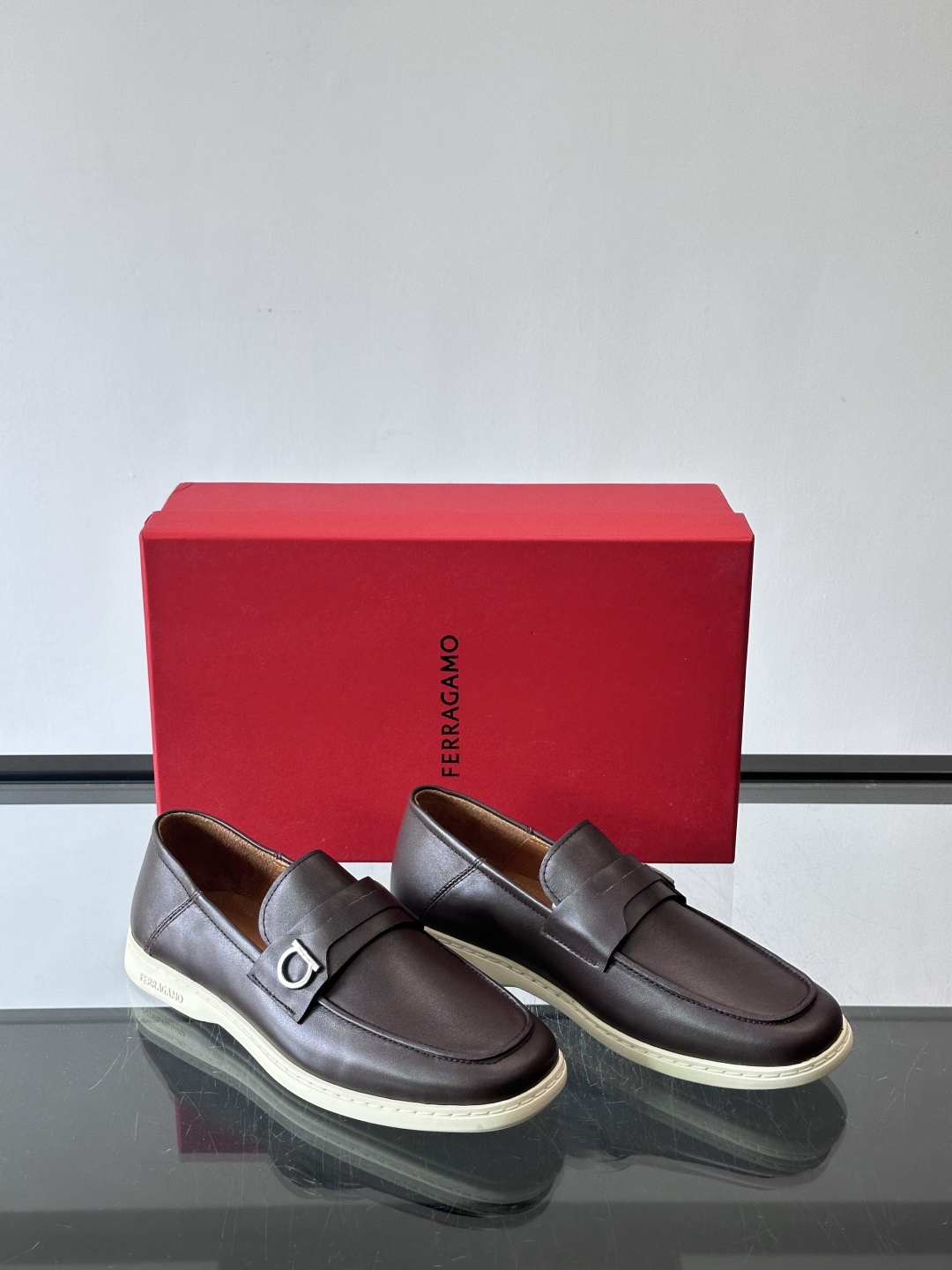 Ferragam菲拉格慕新款男士驾车鞋，面料采用全进口牛皮，看得见的质感，重工车线，内里本染小牛皮，标配