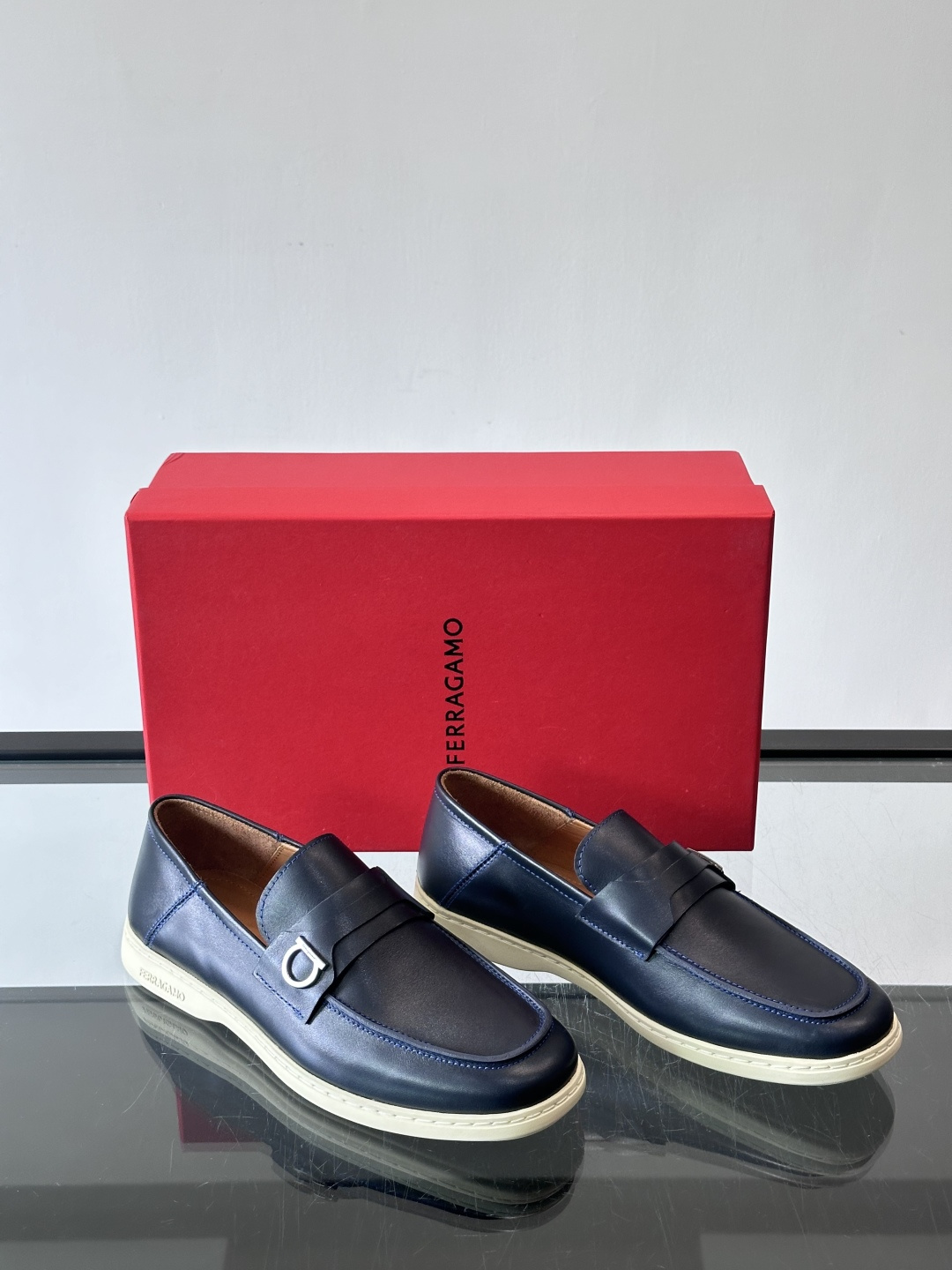 Ferragam菲拉格慕新款男士驾车鞋，面料采用全进口牛皮，看得见的质感，重工车线，内里本染小牛皮，标配
