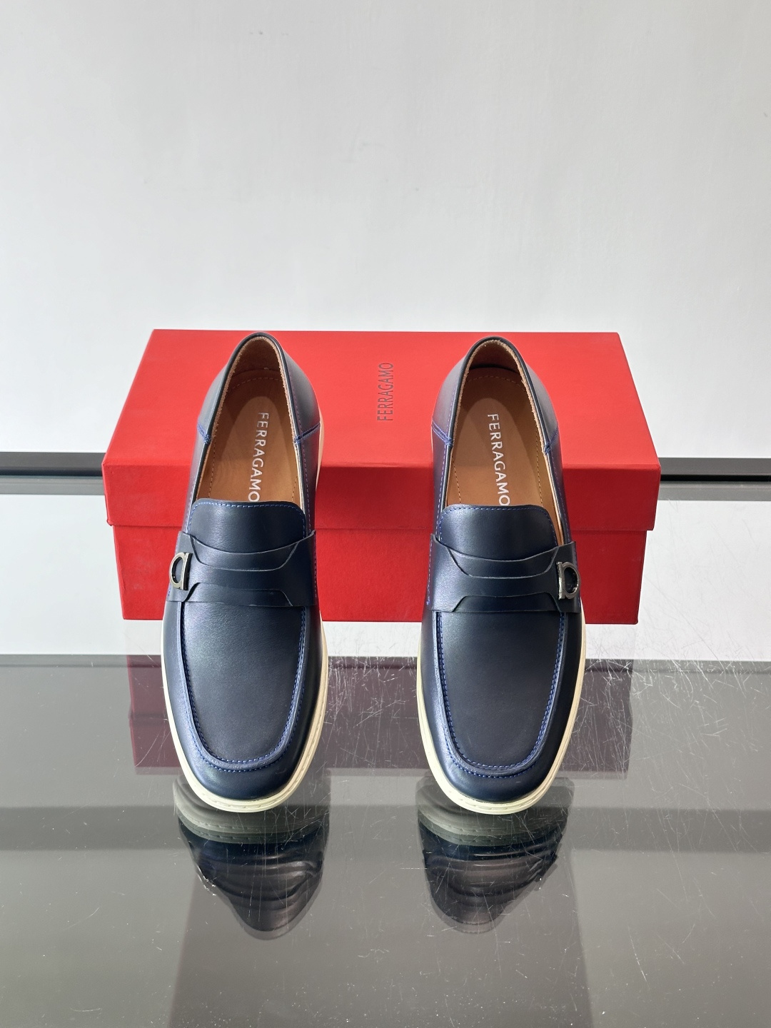 Ferragam菲拉格慕新款男士驾车鞋，面料采用全进口牛皮，看得见的质感，重工车线，内里本染小牛皮，标配