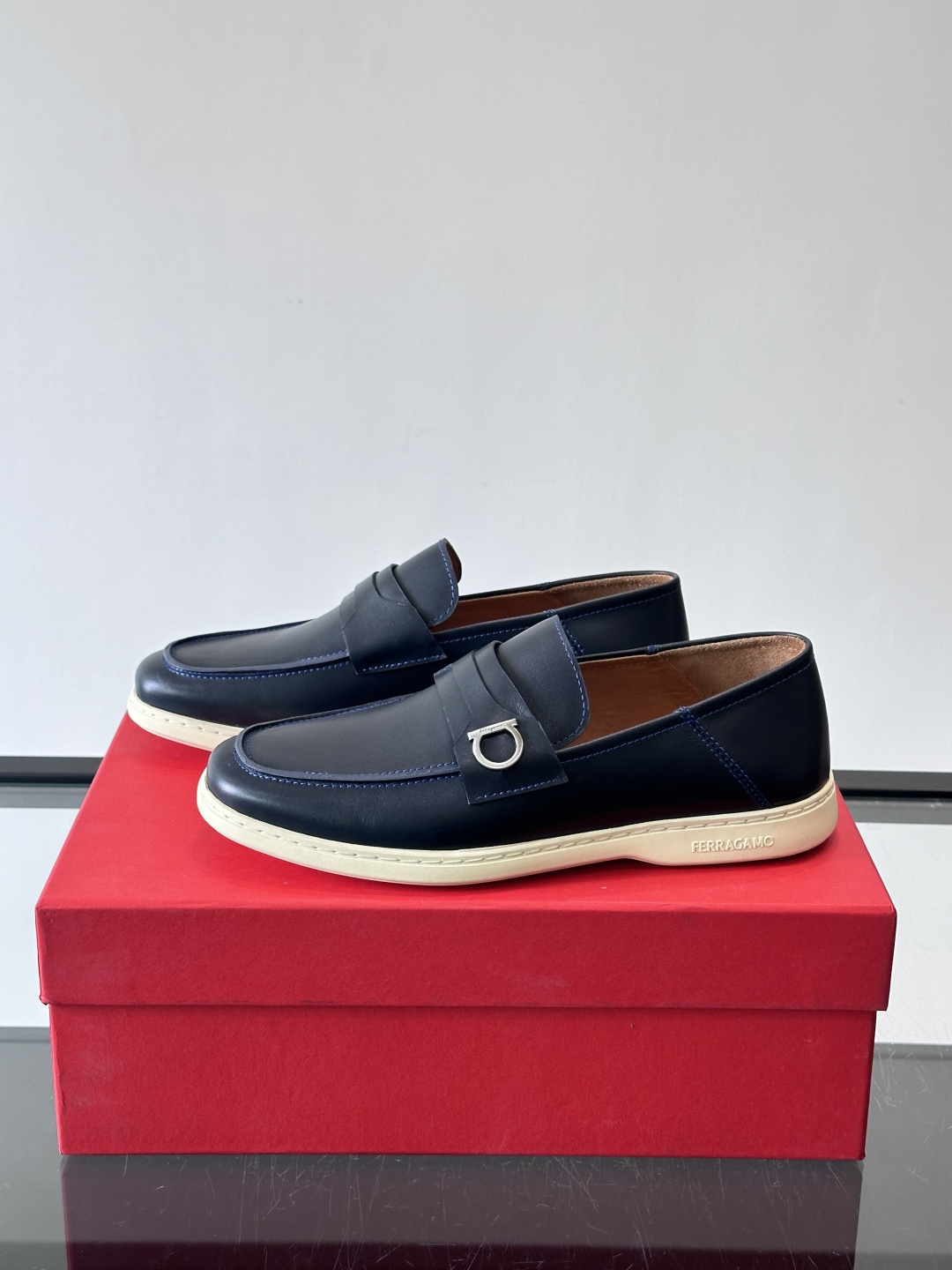 Ferragam菲拉格慕新款男士驾车鞋，面料采用全进口牛皮，看得见的质感，重工车线，内里本染小牛皮，标配