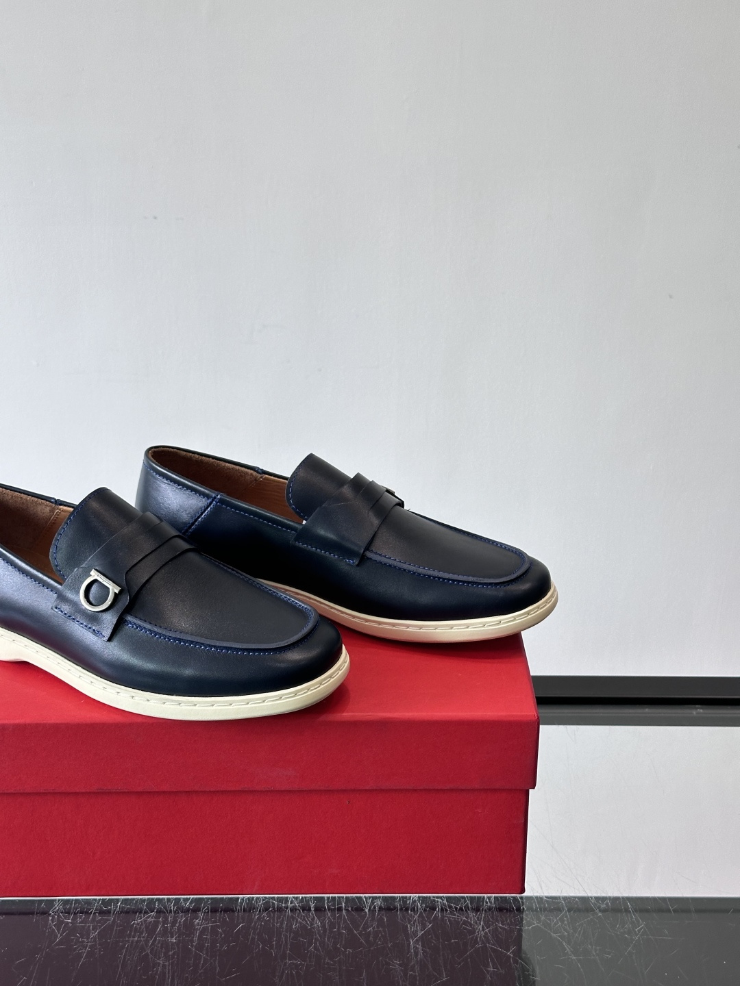 Ferragam菲拉格慕新款男士驾车鞋，面料采用全进口牛皮，看得见的质感，重工车线，内里本染小牛皮，标配