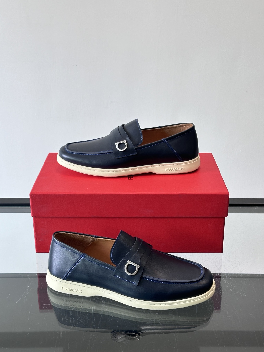 Ferragam菲拉格慕新款男士驾车鞋，面料采用全进口牛皮，看得见的质感，重工车线，内里本染小牛皮，标配