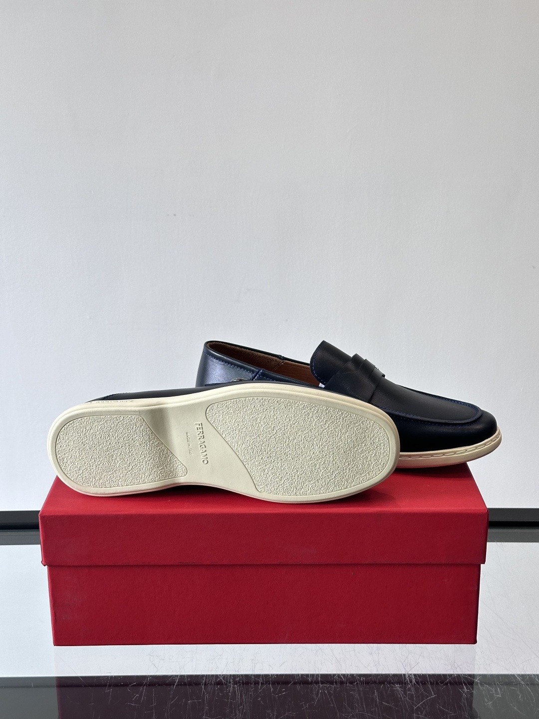 Ferragam菲拉格慕新款男士驾车鞋，面料采用全进口牛皮，看得见的质感，重工车线，内里本染小牛皮，标配