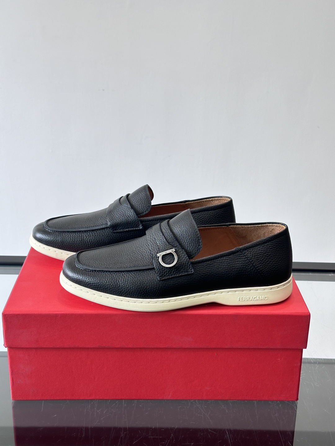 Ferragam菲拉格慕新款男士驾车鞋，面料采用全进口牛皮，看得见的质感，重工车线，内里本染小牛皮，标配