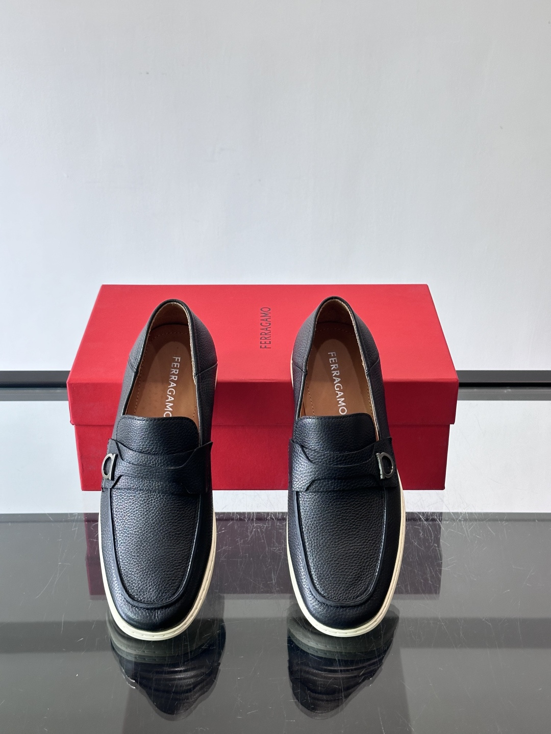 Ferragam菲拉格慕新款男士驾车鞋，面料采用全进口牛皮，看得见的质感，重工车线，内里本染小牛皮，标配