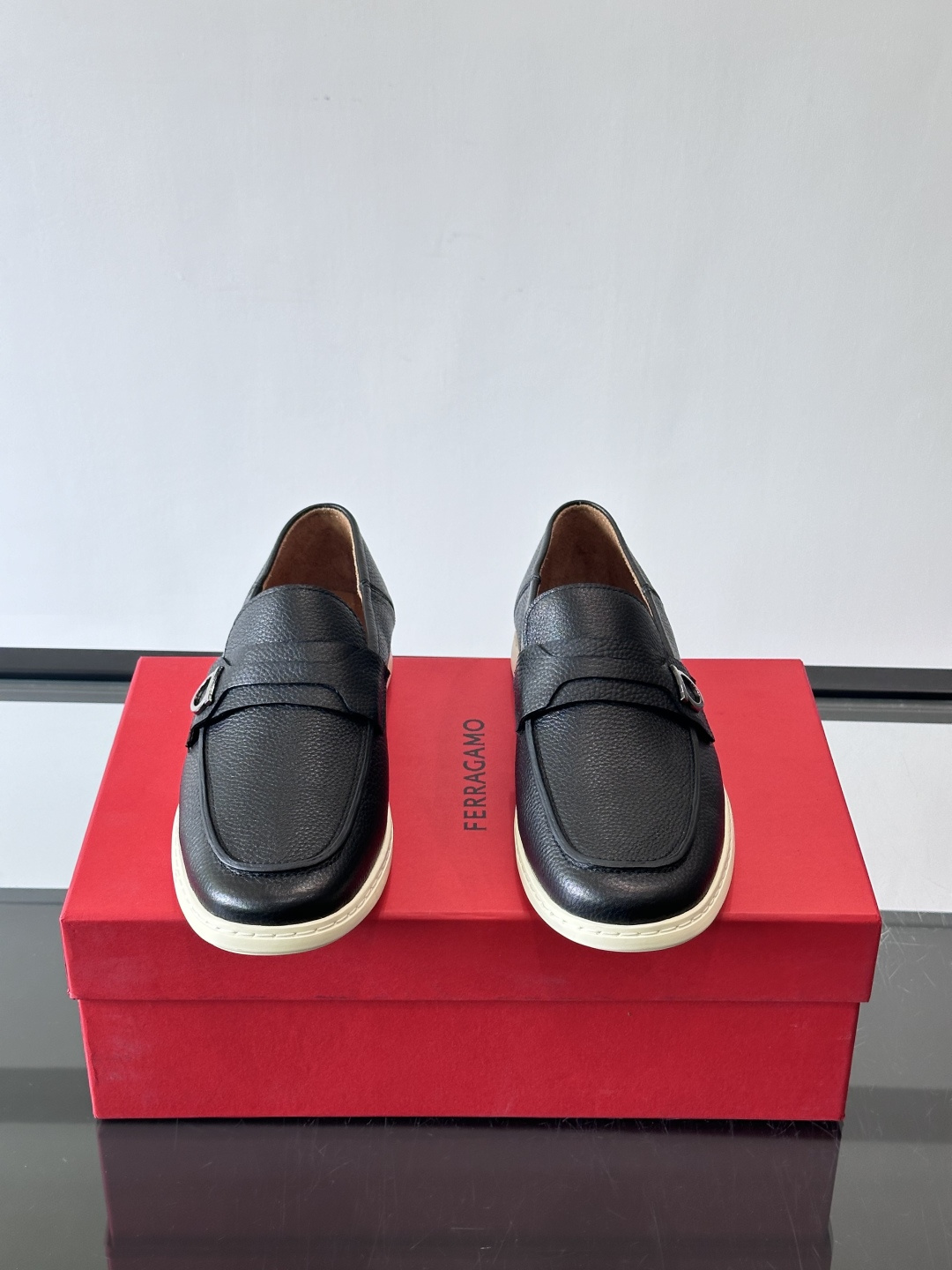 Ferragam菲拉格慕新款男士驾车鞋，面料采用全进口牛皮，看得见的质感，重工车线，内里本染小牛皮，标配