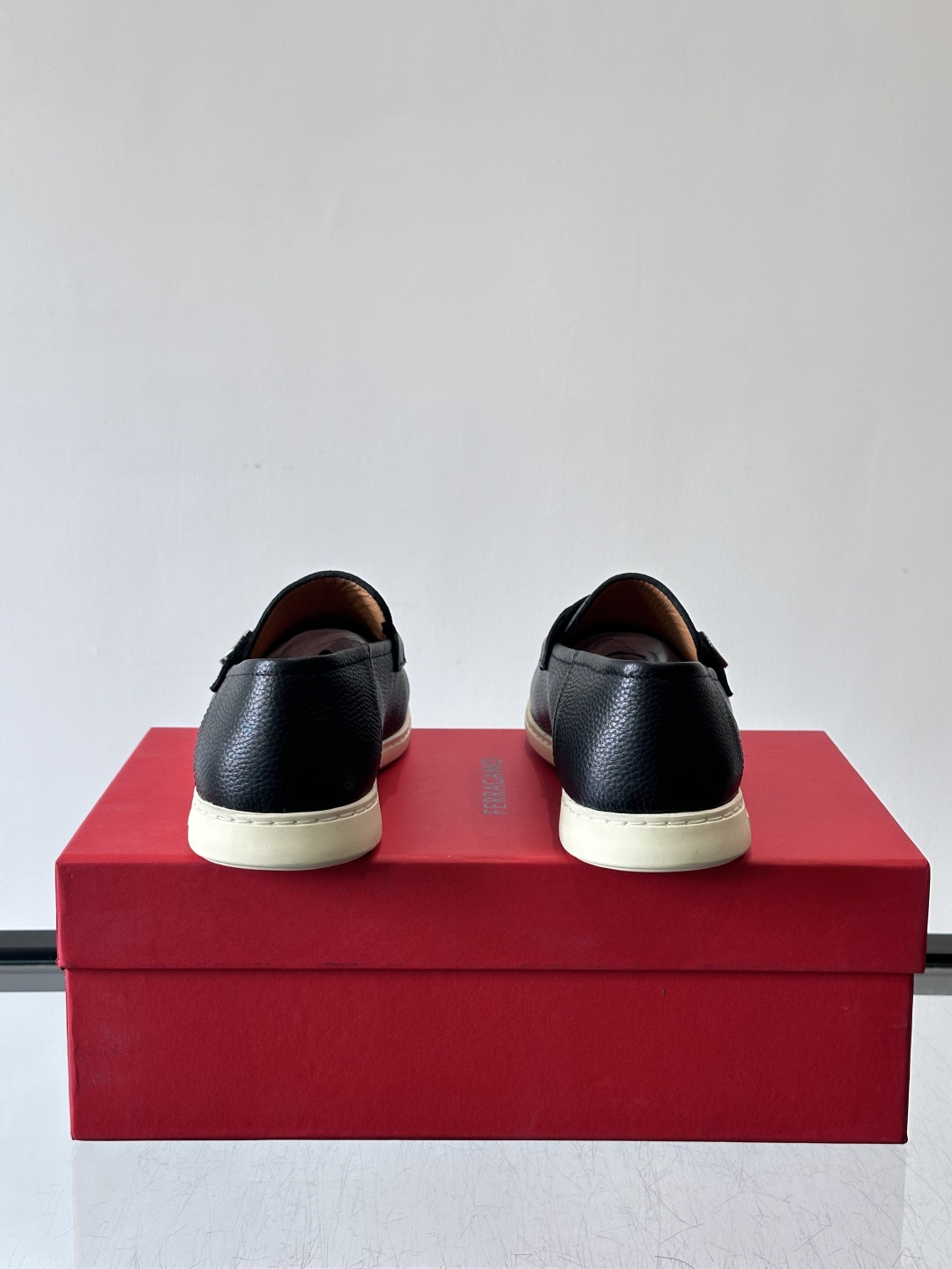 Ferragam菲拉格慕新款男士驾车鞋，面料采用全进口牛皮，看得见的质感，重工车线，内里本染小牛皮，标配