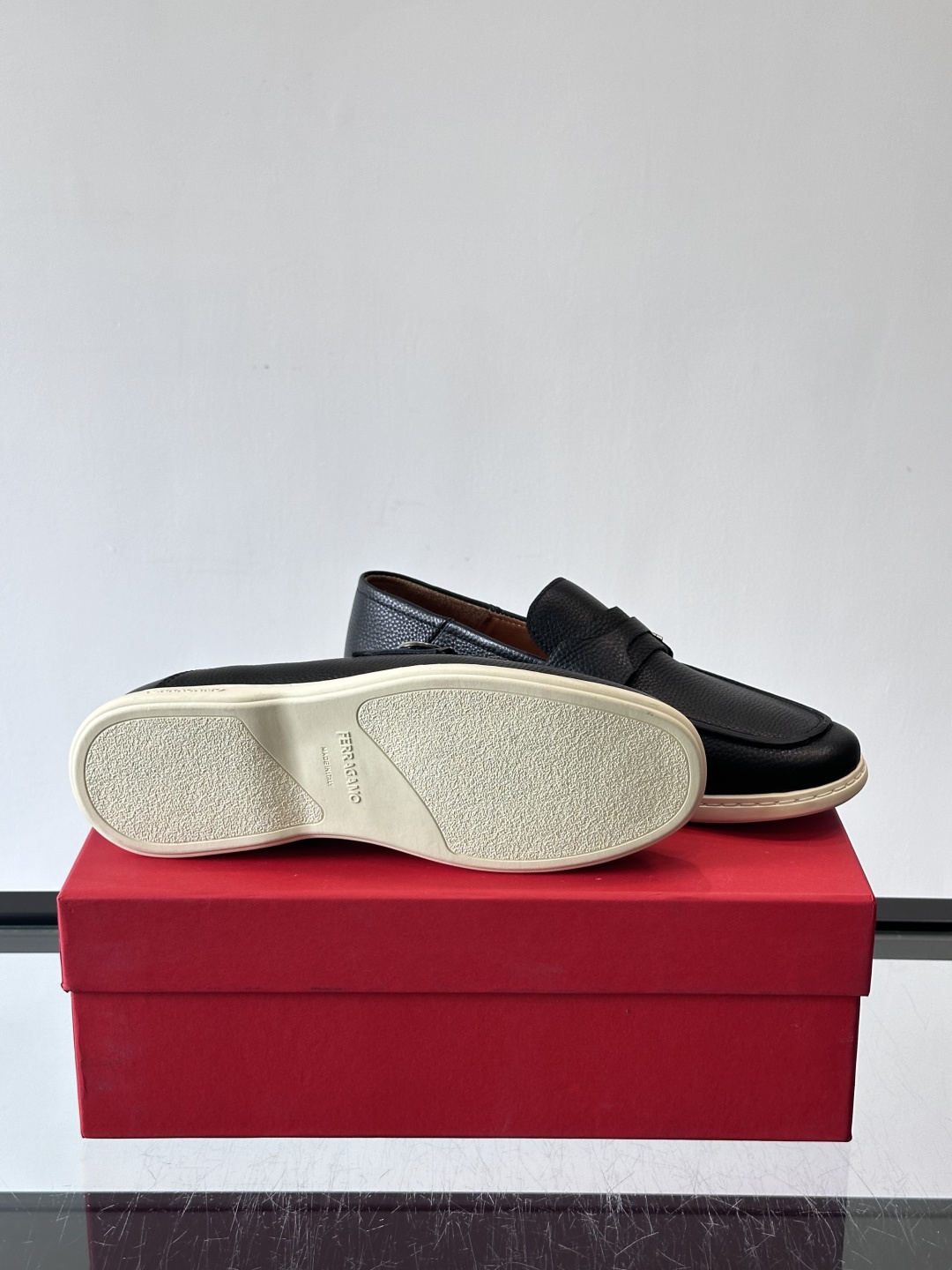 Ferragam菲拉格慕新款男士驾车鞋，面料采用全进口牛皮，看得见的质感，重工车线，内里本染小牛皮，标配