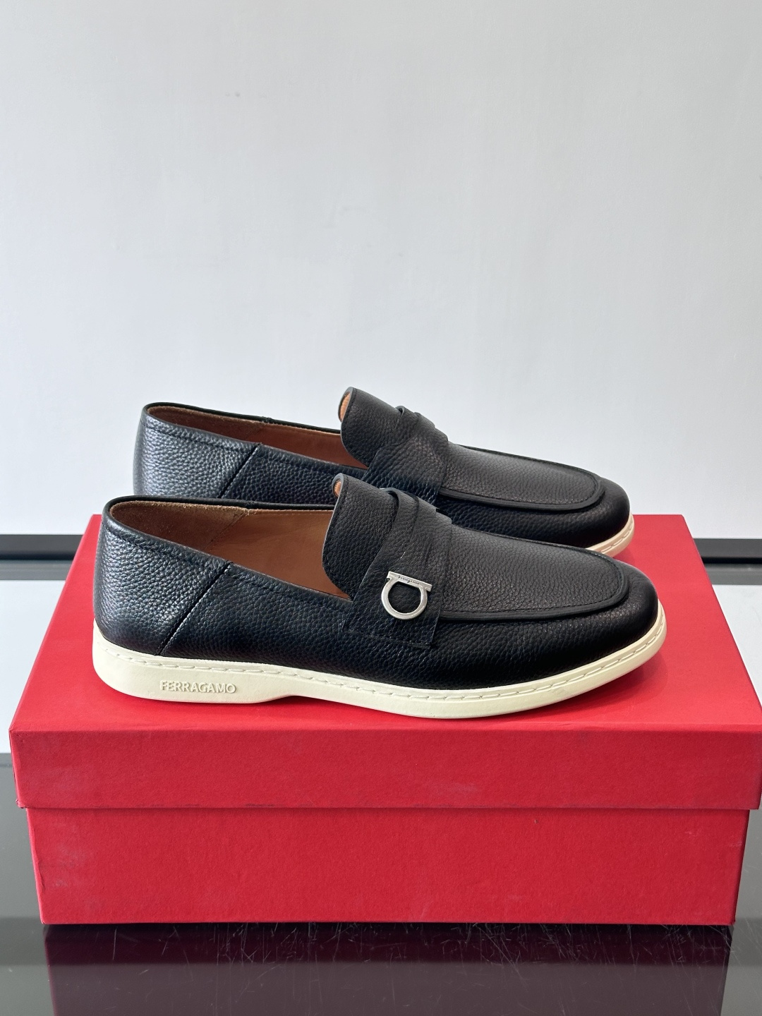 Ferragam菲拉格慕新款男士驾车鞋，面料采用全进口牛皮，看得见的质感，重工车线，内里本染小牛皮，标配