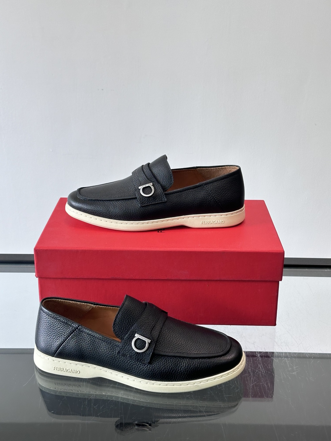 Ferragam菲拉格慕新款男士驾车鞋，面料采用全进口牛皮，看得见的质感，重工车线，内里本染小牛皮，标配