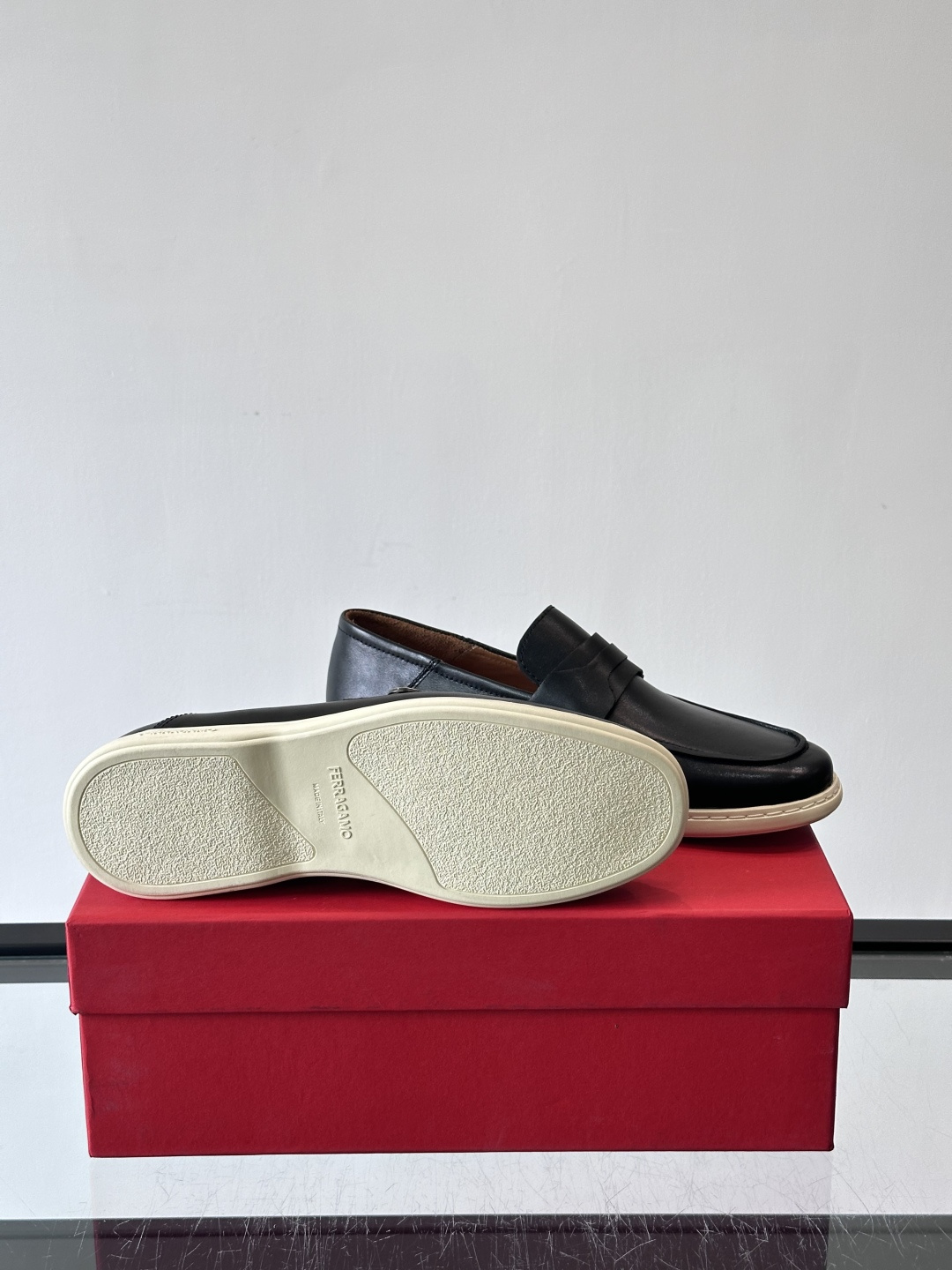 Ferragam菲拉格慕新款男士驾车鞋，面料采用全进口牛皮，看得见的质感，重工车线，内里本染小牛皮，标配
