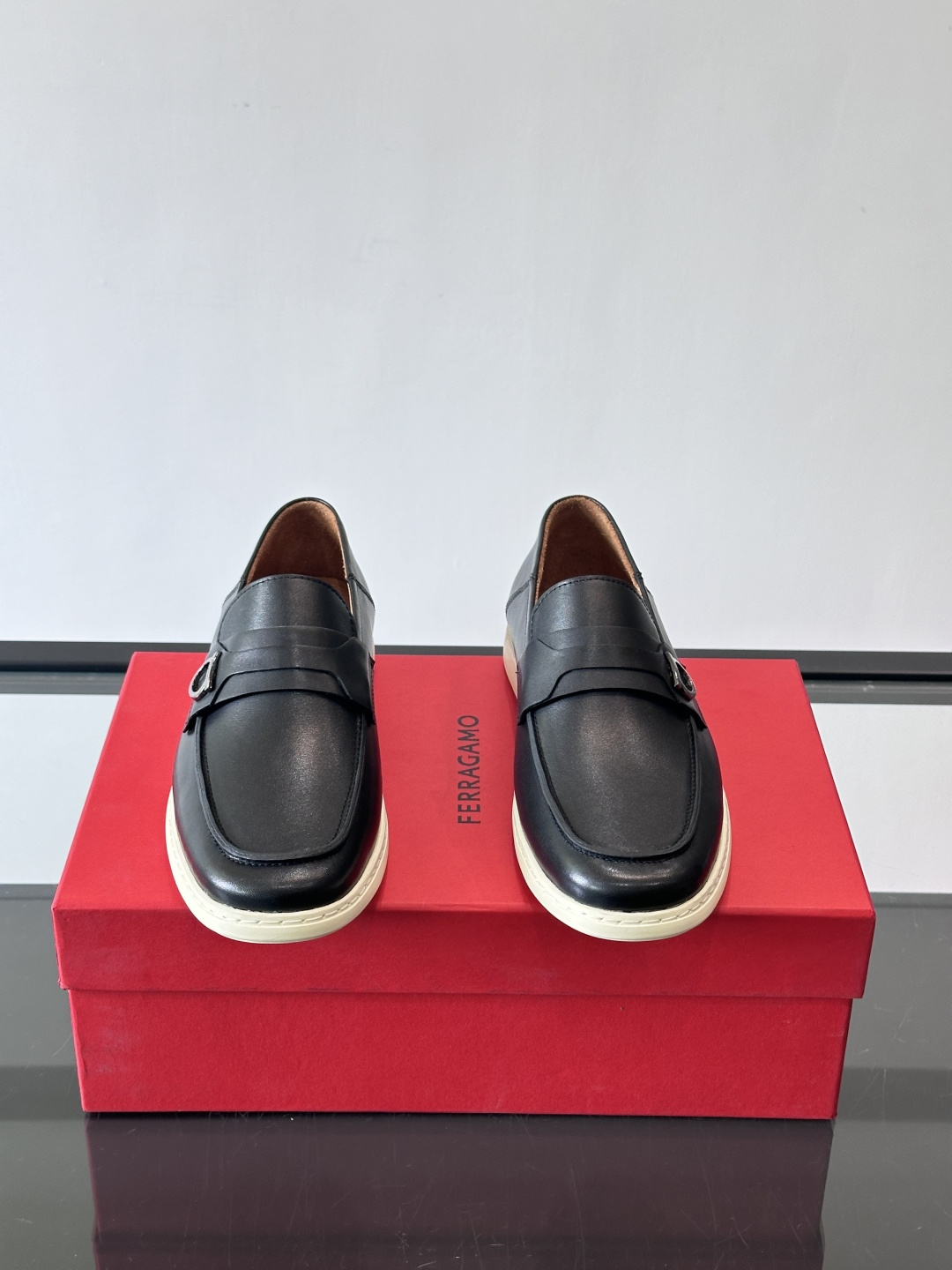 Ferragam菲拉格慕新款男士驾车鞋，面料采用全进口牛皮，看得见的质感，重工车线，内里本染小牛皮，标配