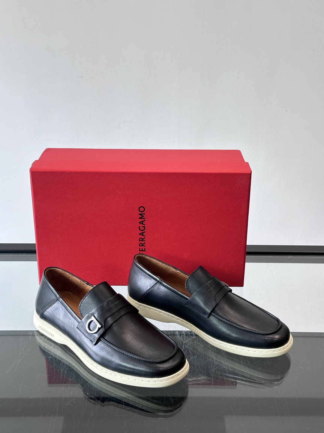 Ferragam菲拉格慕新款男士驾车鞋，面料采用全进口牛皮，看得见的质感，重工车线，内里本染小牛皮，标配