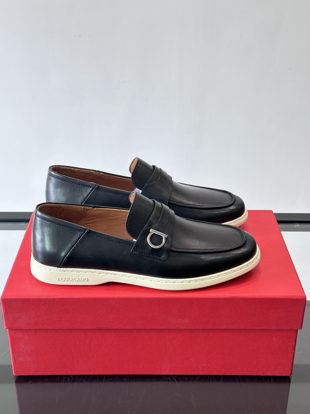 Ferragam菲拉格慕新款男士驾车鞋，面料采用全进口牛皮，看得见的质感，重工车线，内里本染小牛皮，标配
