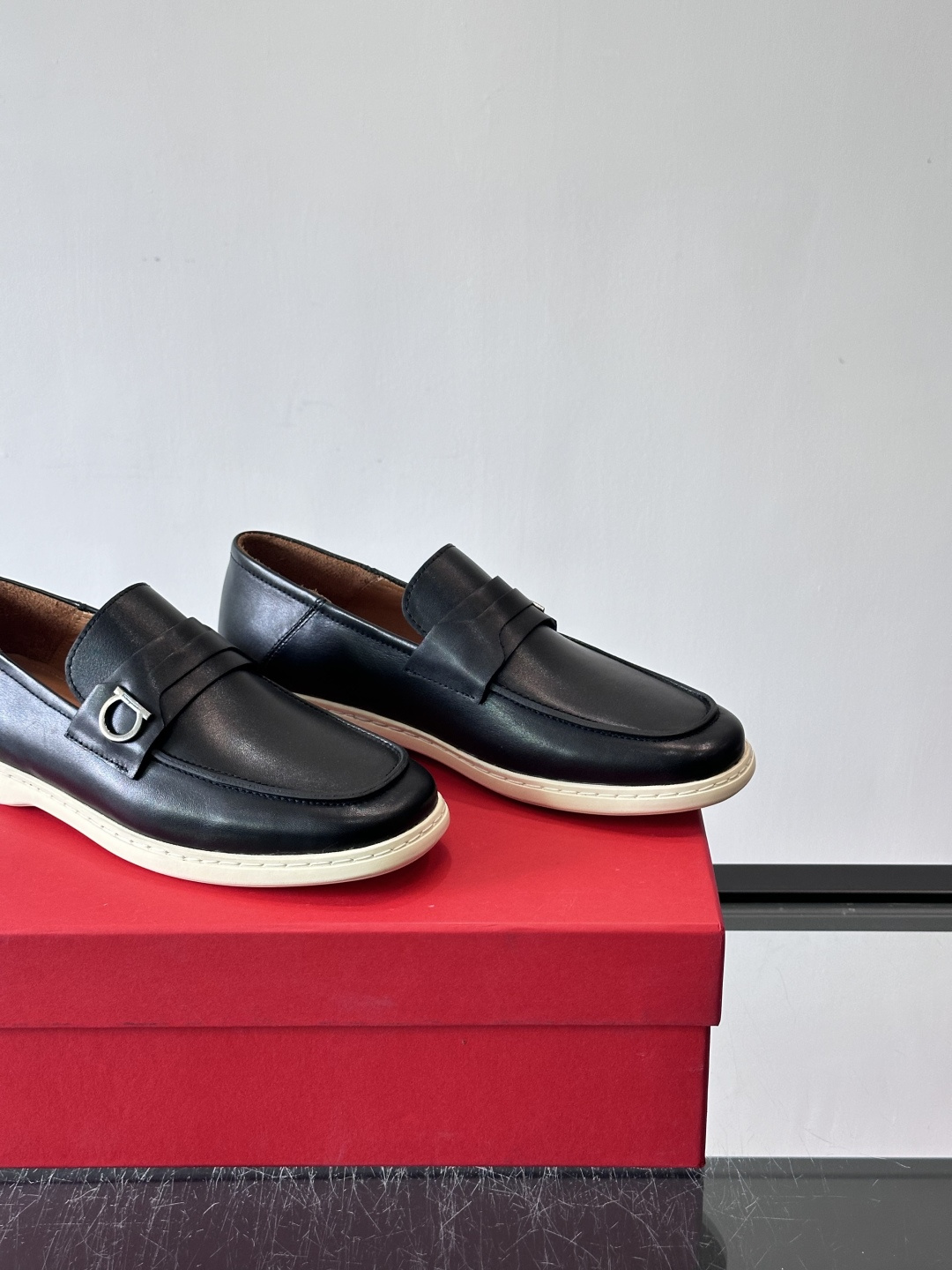 Ferragam菲拉格慕新款男士驾车鞋，面料采用全进口牛皮，看得见的质感，重工车线，内里本染小牛皮，标配