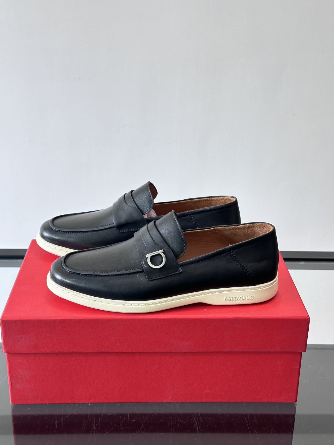 Ferragam菲拉格慕新款男士驾车鞋，面料采用全进口牛皮，看得见的质感，重工车线，内里本染小牛皮，标配