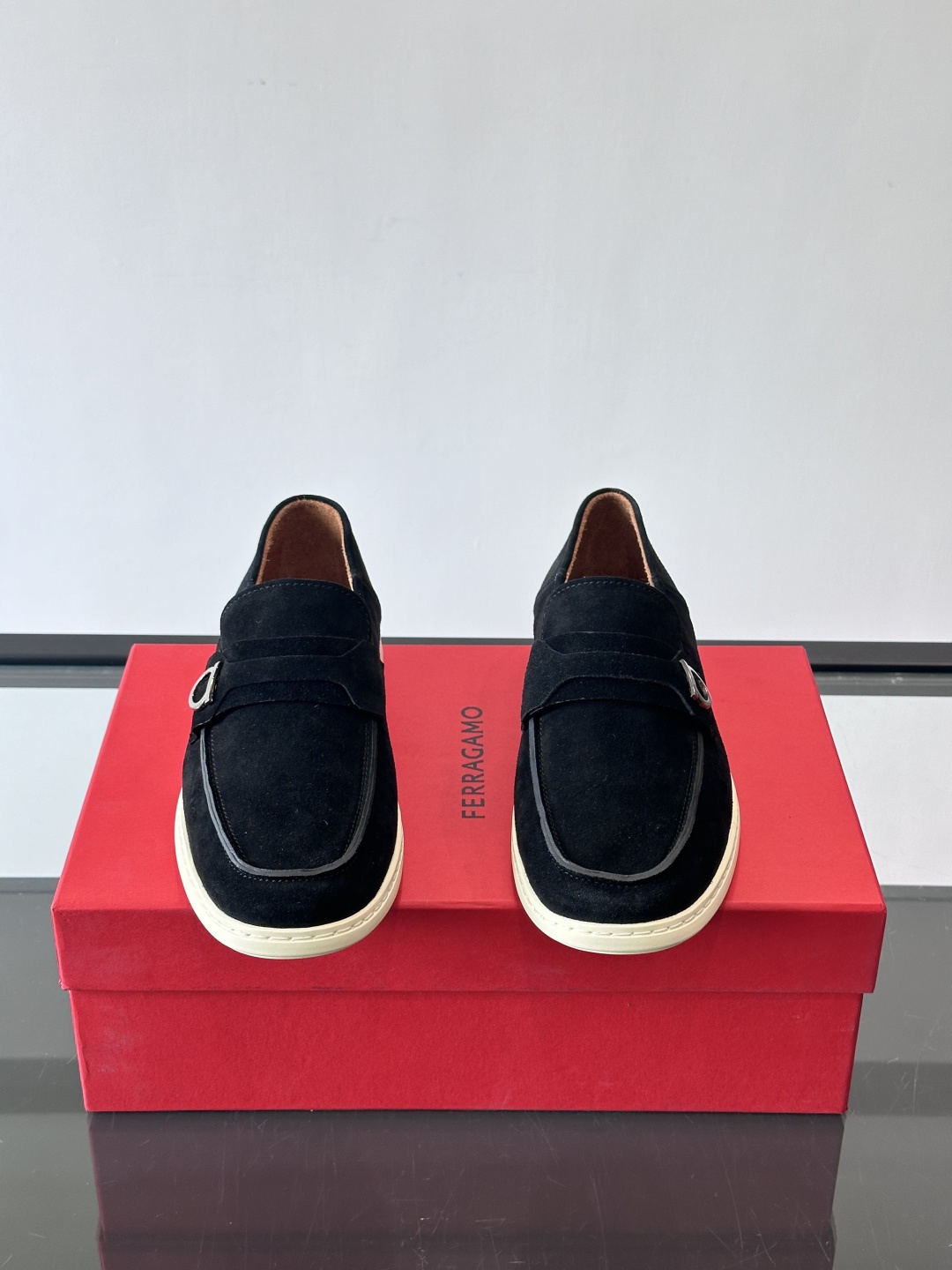 Ferragam菲拉格慕新款男士驾车鞋，面料采用全进口牛皮，看得见的质感，重工车线，内里本染小牛皮，标配