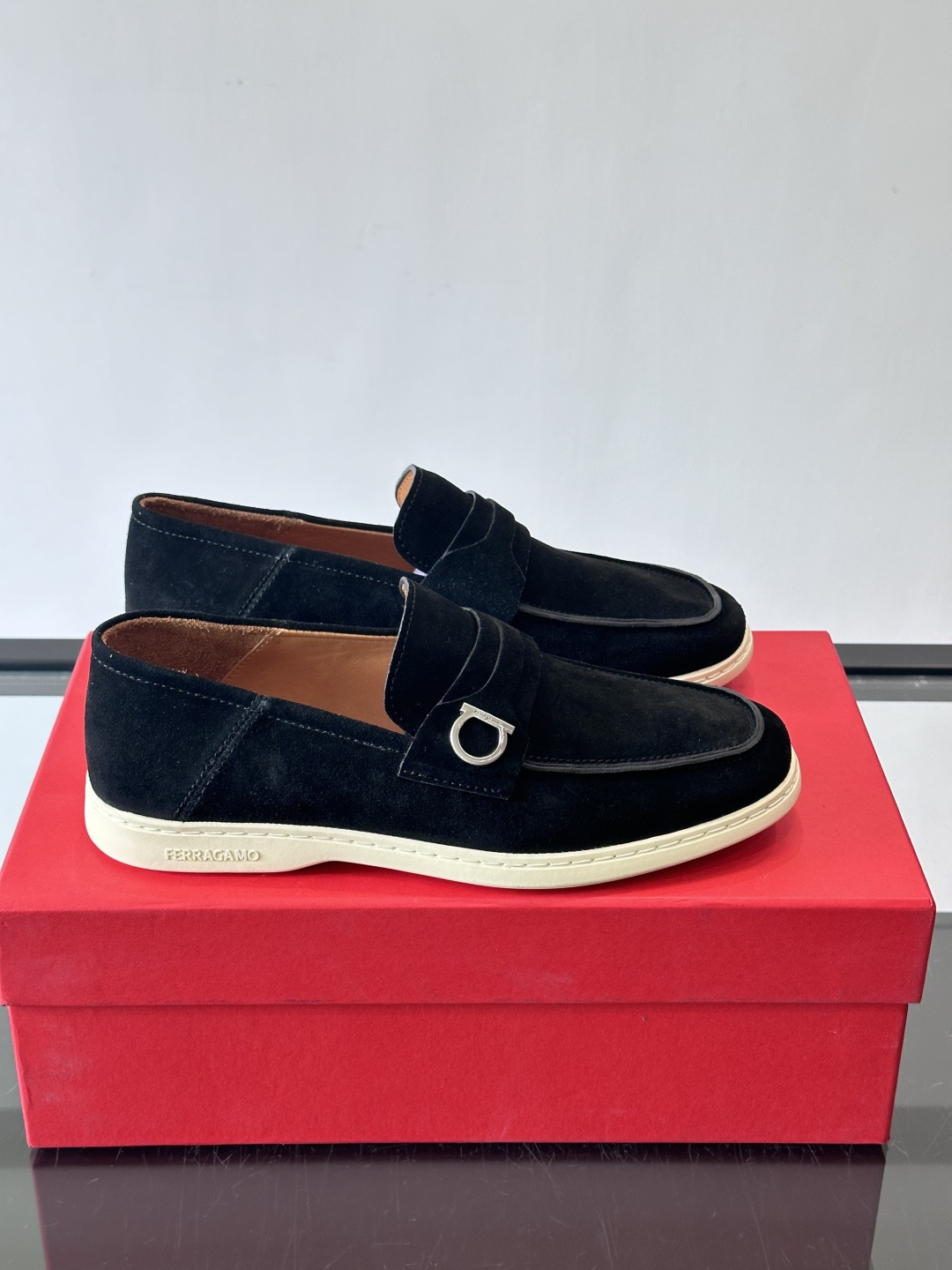 Ferragam菲拉格慕新款男士驾车鞋，面料采用全进口牛皮，看得见的质感，重工车线，内里本染小牛皮，标配