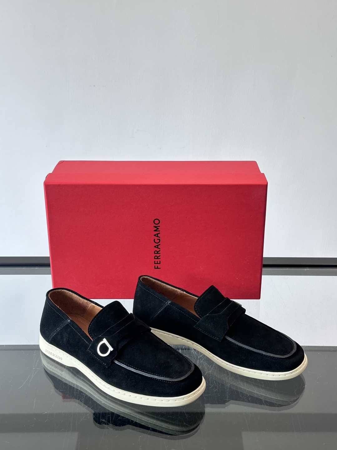 Ferragam菲拉格慕新款男士驾车鞋，面料采用全进口牛皮，看得见的质感，重工车线，内里本染小牛皮，标配